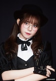 大森莉緒扮する栗捨アガサ。