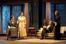 サスペンスにラブストーリーも、俳優座劇場プロデュース「聖なる炎」開幕