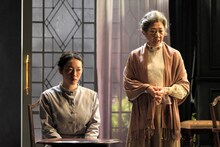 サスペンスにラブストーリーも、俳優座劇場プロデュース「聖なる炎」開幕