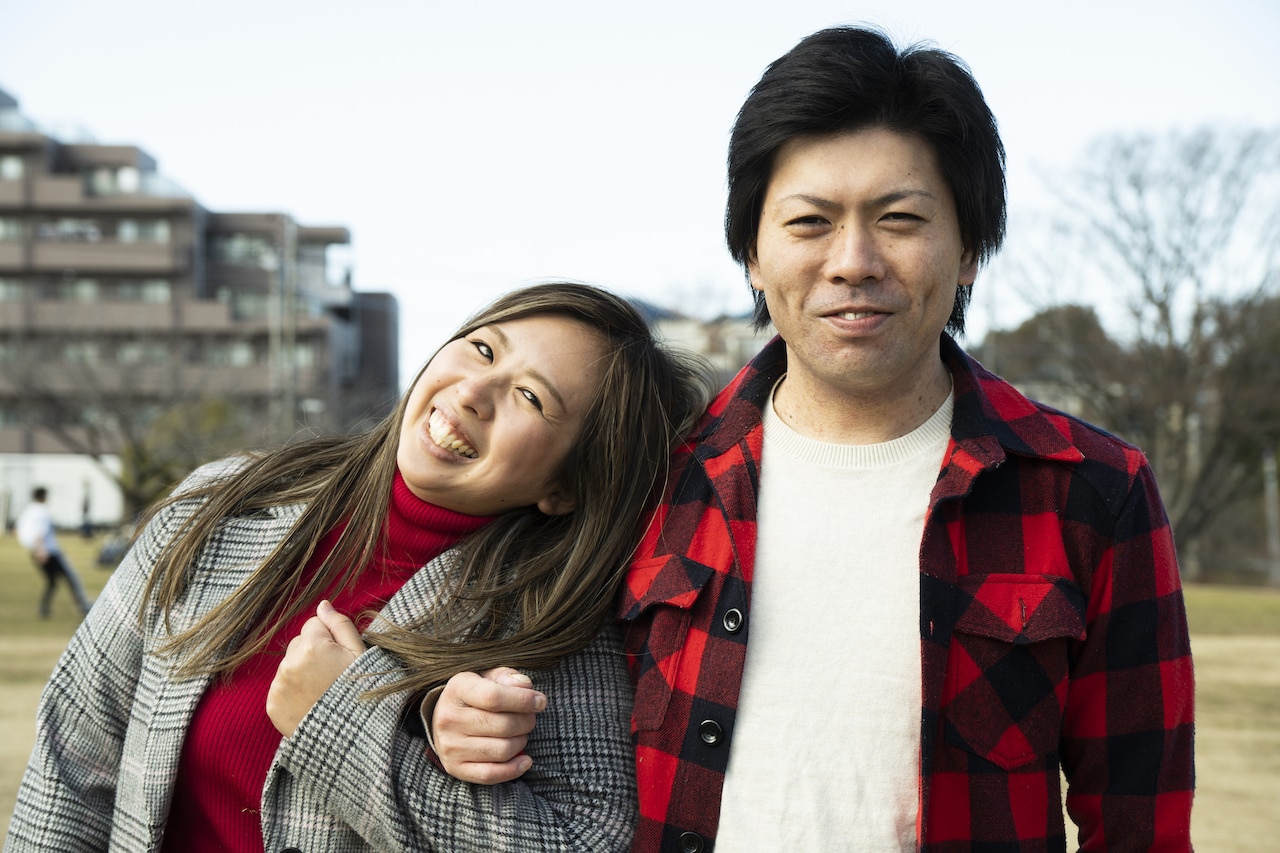 照れつつも素敵な笑顔を見せてくれた佐野夫妻。（撮影：竪山隼太）