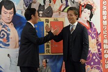 勢いよく握手を交わす中村勘九郎（左）と中村七之助（右）。