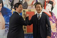 ガッチリと握手をし、笑みをこぼす中村勘九郎（左）と中村七之助（右）。