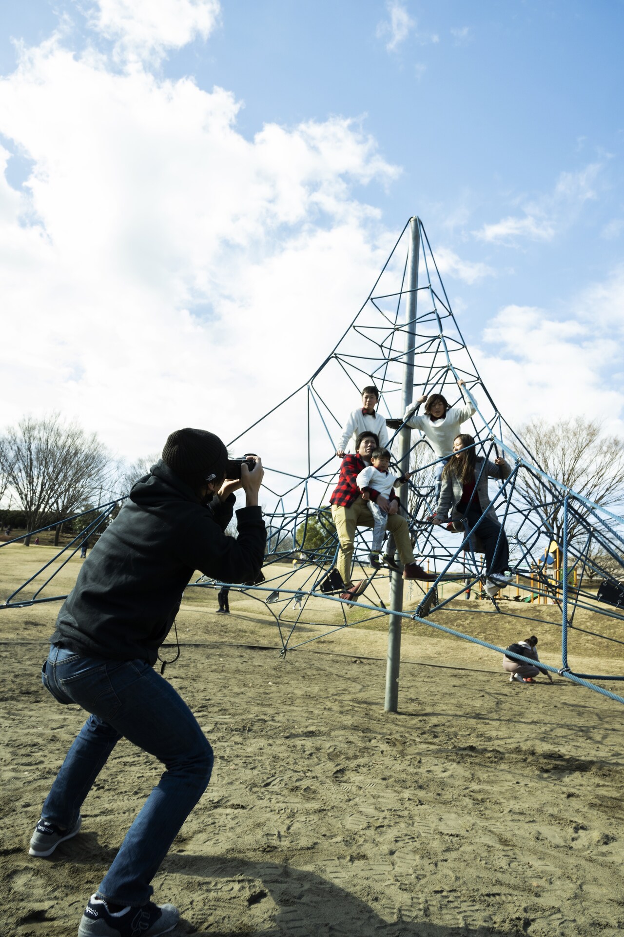 カメラを縦や横に構えながら、ベストな構図を探る竪山隼太。（撮影：平岩享）