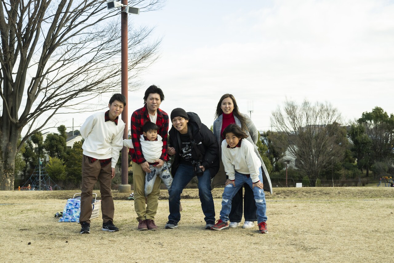 撮影終了！ 佐野家の皆さんと竪山隼太。（撮影：平岩享）