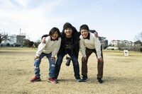 次男くん（左）と長男くん（右）に囲まれる竪山隼太（中央）。（撮影：平岩享）