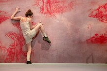 インバル・ピント「リビングルーム」より。(c)Edouard Serra