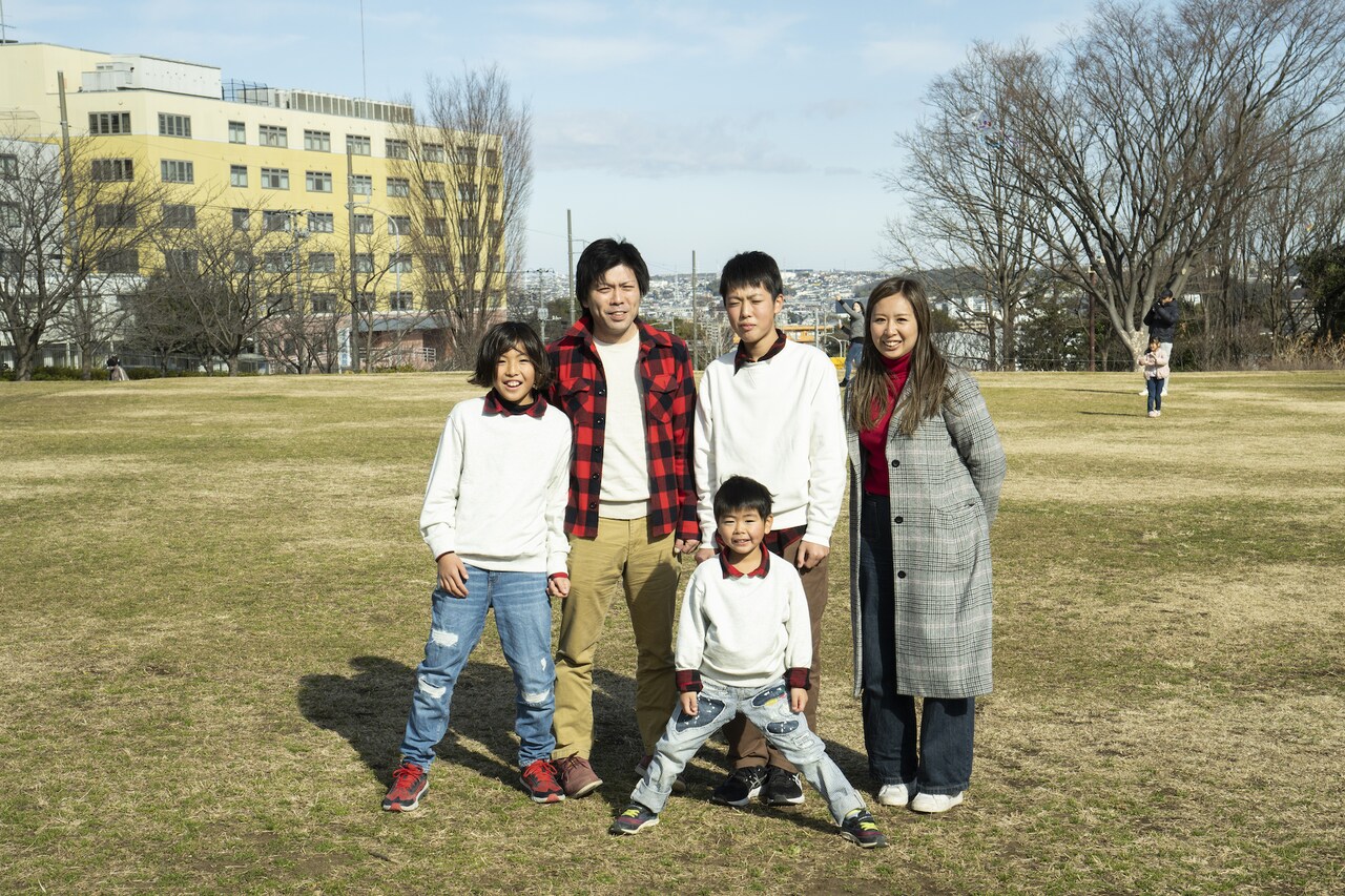 撮影スタート。少し緊張していたのか、おすまし気味の佐野家。（撮影：竪山隼太）