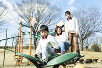 遊具で遊ぶ佐野家3兄弟。（撮影：竪山隼太）