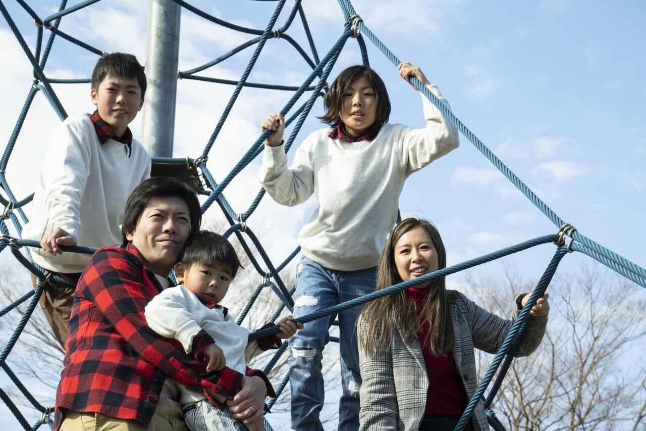 このとき、実はけっこう遊具が揺れて大変だったのを、笑顔でカバーしてくれた佐野家の皆さん。（撮影：竪山隼太）