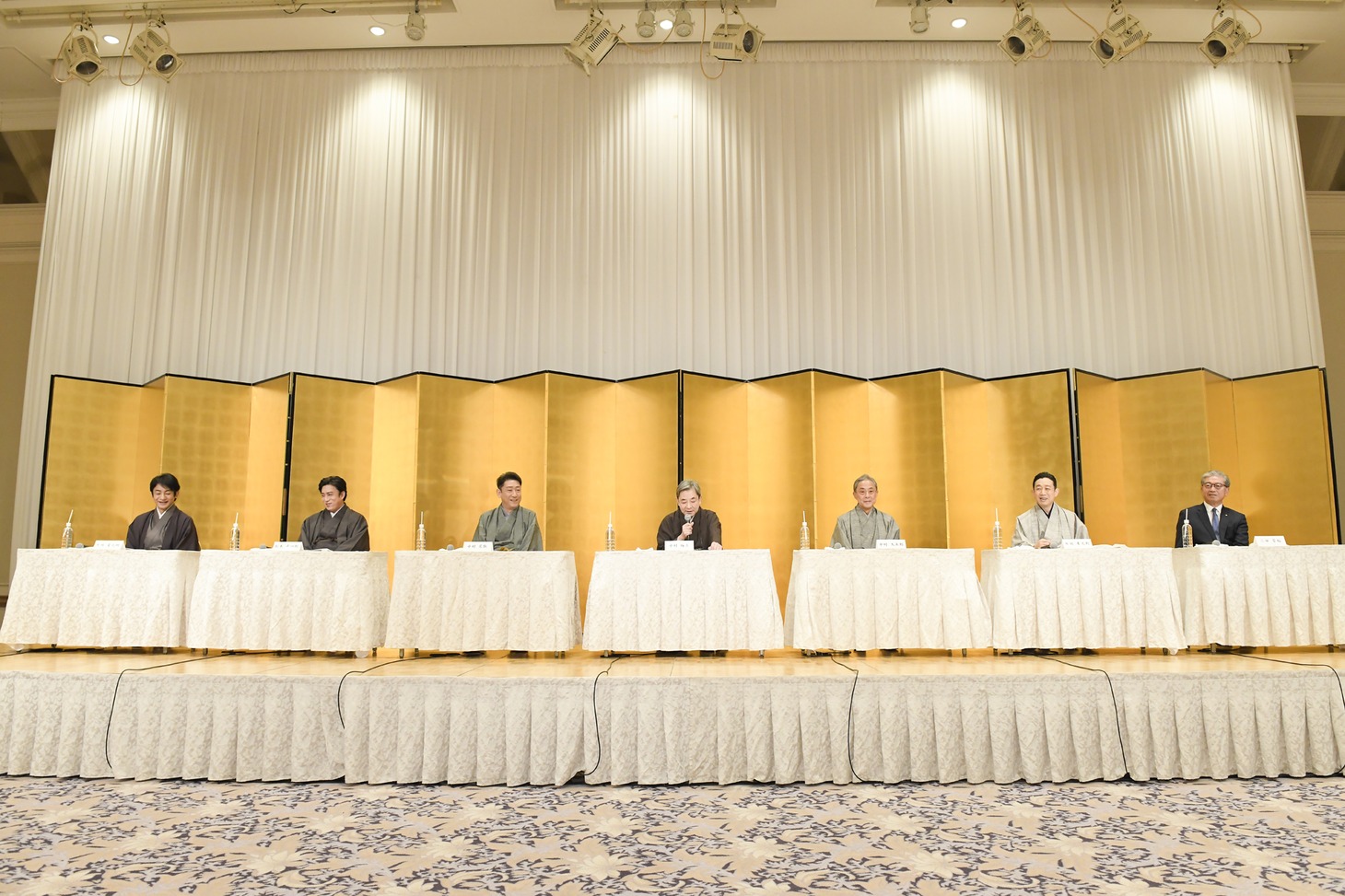 左から片岡愛之助、松本幸四郎、中村芝翫、中村梅玉、中村又五郎、片岡孝太郎、明治座の三田芳裕代表取締役社長。（撮影：松竹）