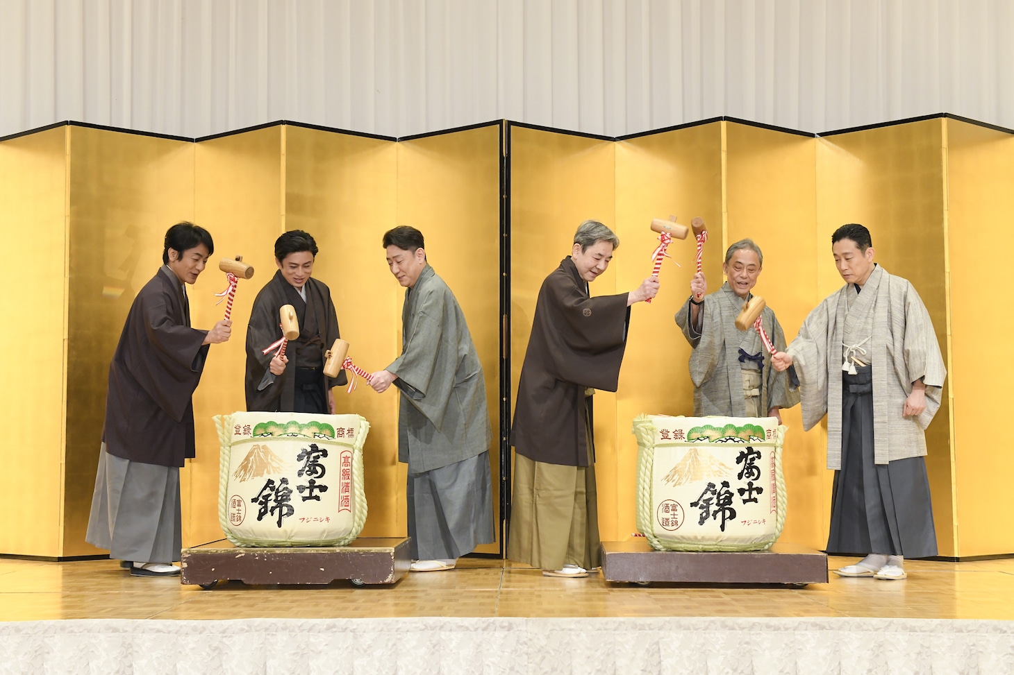 左から片岡愛之助、松本幸四郎、中村芝翫、中村梅玉、中村又五郎、片岡孝太郎。（撮影：松竹）