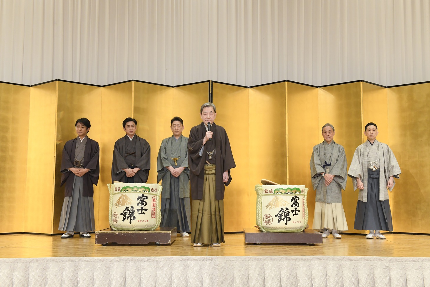 中村梅玉（中央）。（撮影：松竹）