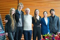 左からアンナ・ラウデール、エドウィン・レヴァツォフ、ジョン・ノイマイヤー、イダ・プレトリウス、菅井円加、アレクサンドル・トルーシュ。