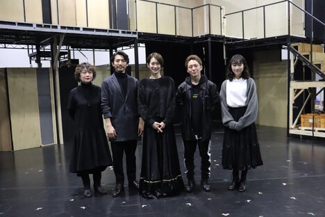 左から鈴木裕美、上山竜治、愛希れいか、屋良朝幸、清水くるみ。（撮影：平野祥恵）