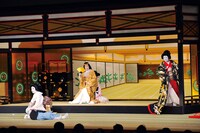 「伽羅先代萩 御殿・床下」より。(c)松竹