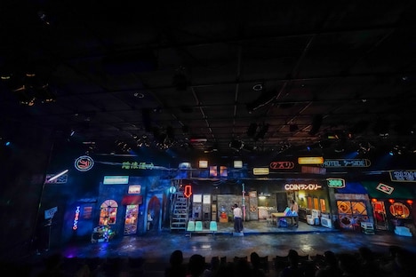 KAAT神奈川芸術劇場プロデュース「虹む街」より。（撮影：田中亜紀）