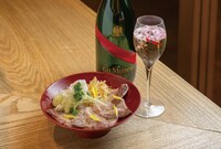 天ぷら 天寅の桜香るシャンパーニュと鮮魚の油しゃぶ刺しセット。