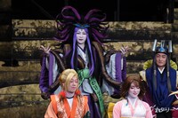 中村芝のぶ（中央奥）