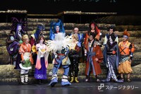 しっぽを尾上松也に触られ「しっぽ触らないで！」と声を上げる坂東彦三郎（中央）。