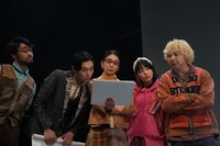 舞台「背信者」より。