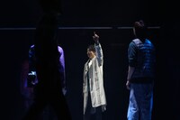 舞台「背信者」より。