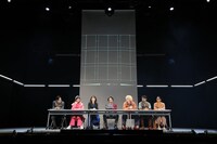 舞台「背信者」より。