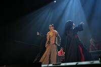 舞台「背信者」より。