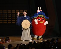 「三月花形歌舞伎」Bプロより、中村壱太郎（左）とみなみーな（右）。(c)松竹