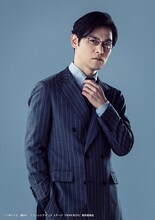 高木トモユキ扮する下條薫。