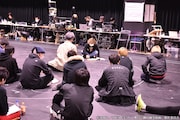 舞台「鋼の錬金術師」稽古場写真を公開、一色洋平&廣野凌大がそれぞれエド演じる