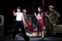 「七人のおたく cult seven THE STAGE」より。（撮影：曳野若菜）