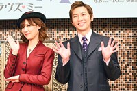 左から宮澤佐江、岡田亮輔。