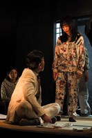 演劇ユニット鵺的公演 第16回公演「デラシネ」より。（撮影：石澤知絵子）