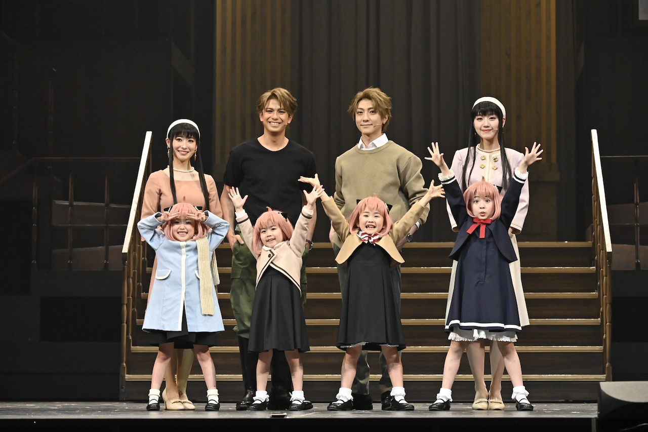 「SPY×FAMILY」森崎・鈴木らがほっこり初日会見、アーニャたちは“ボンドマンごっこ”