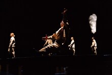 サファリ・P 第8回公演「透き間」（イスマイル・カダレ「砕かれた四月」より）より。（撮影：松本成弘）