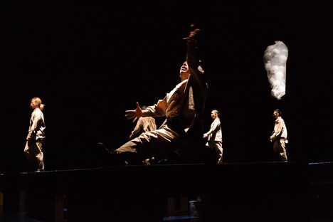 サファリ・P 第8回公演「透き間」(イスマイル・カダレ「砕かれた四月」より)より。(撮影:松本成弘)