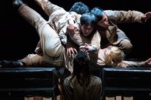 サファリ・P 第8回公演「透き間」（イスマイル・カダレ「砕かれた四月」より）より。（撮影：松本成弘）