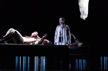 サファリ・P 第8回公演「透き間」（イスマイル・カダレ「砕かれた四月」より）より。（撮影：松本成弘）