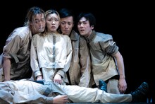 サファリ・P 第8回公演「透き間」（イスマイル・カダレ「砕かれた四月」より）より。（撮影：松本成弘）