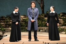 左から屋比久知奈、井上芳雄、上白石萌音。