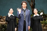 左から屋比久知奈、井上芳雄、上白石萌音。