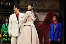 2023年劇団☆新感線 43周年興行・春公演「Shinkansen faces Shakespeare『ミナト町純情オセロ～月がとっても慕情篇～』」より。（撮影：田中亜紀）