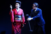 2023年劇団☆新感線 43周年興行・春公演「Shinkansen faces Shakespeare『ミナト町純情オセロ～月がとっても慕情篇～』」より。（撮影：田中亜紀）