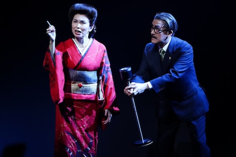 2023年劇団☆新感線 43周年興行・春公演「Shinkansen faces Shakespeare『ミナト町純情オセロ～月がとっても慕情篇～』」より。（撮影：田中亜紀）