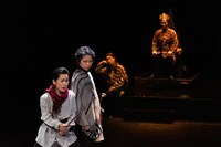 エイチエムピー・シアターカンパニー シェイクスピアシリーズII「リチャード三世 馬とホモサケル」より。（撮影：中谷利明）