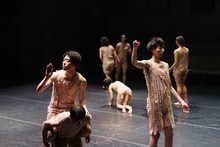 関かおり PUNCTUMUN 新作公演「み とうとう またたきま いれもの」より。（撮影：松本和幸）