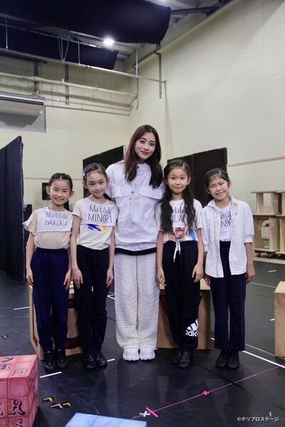 ミュージカル「マチルダ」マチルダ役のキャストと石原さとみ（中央）。