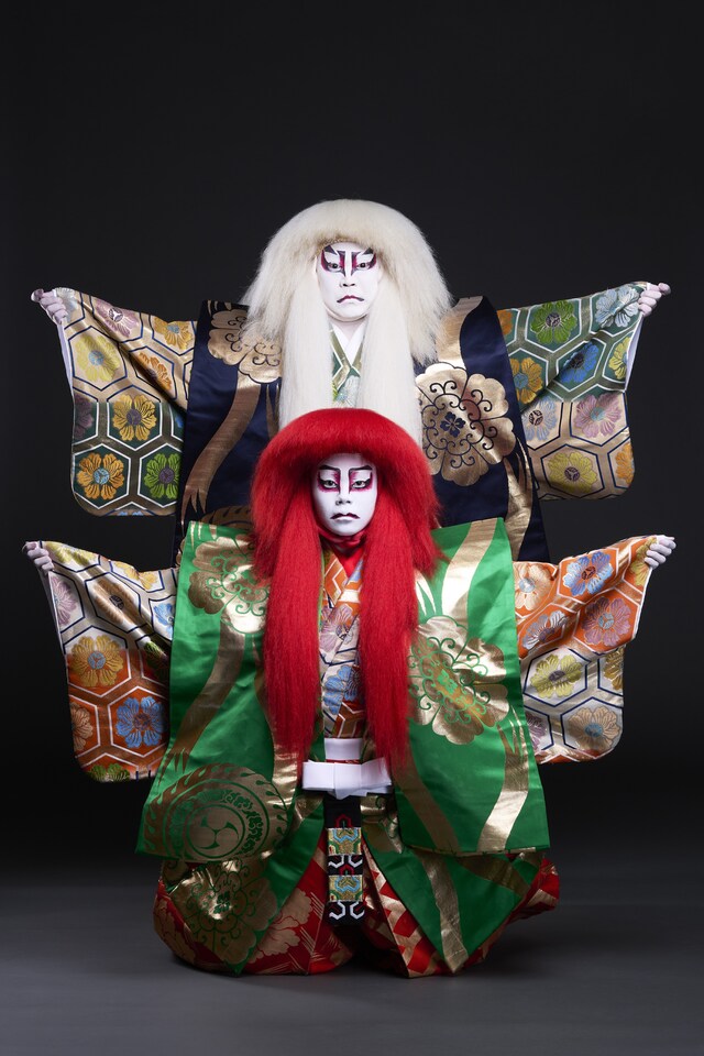 「連獅子」より、上から尾上松緑扮する親獅子の精、尾上左近扮する仔獅子の精。(c)松竹