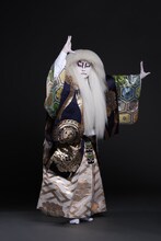 尾上松緑扮する親獅子の精。(c)松竹