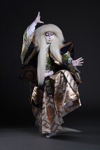 尾上松緑扮する親獅子の精。(c)松竹